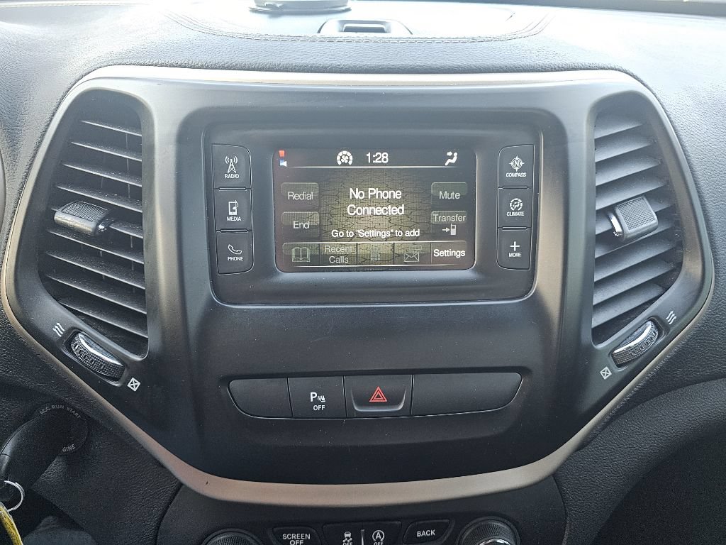 Used 2016 Jeep Cherokee Latitude w/ Safety/Convenience Group AWD/4WD image 25