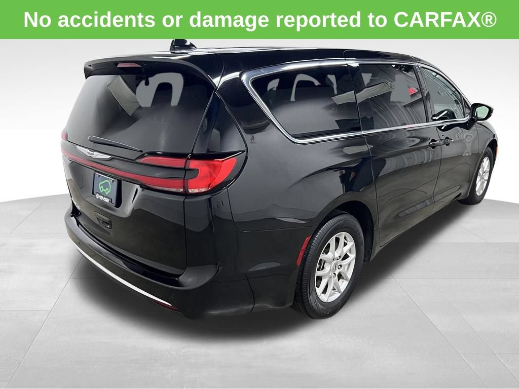 Used 2025 Chrysler Pacifica Select FWD image 3