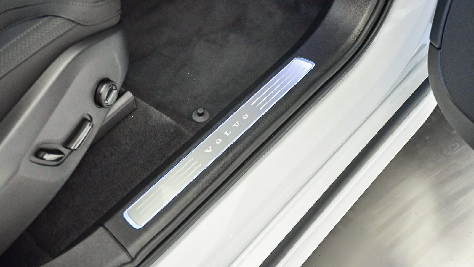 Used 2025 Volvo XC90 T8 Plus w/ Protection Package Premier image 18