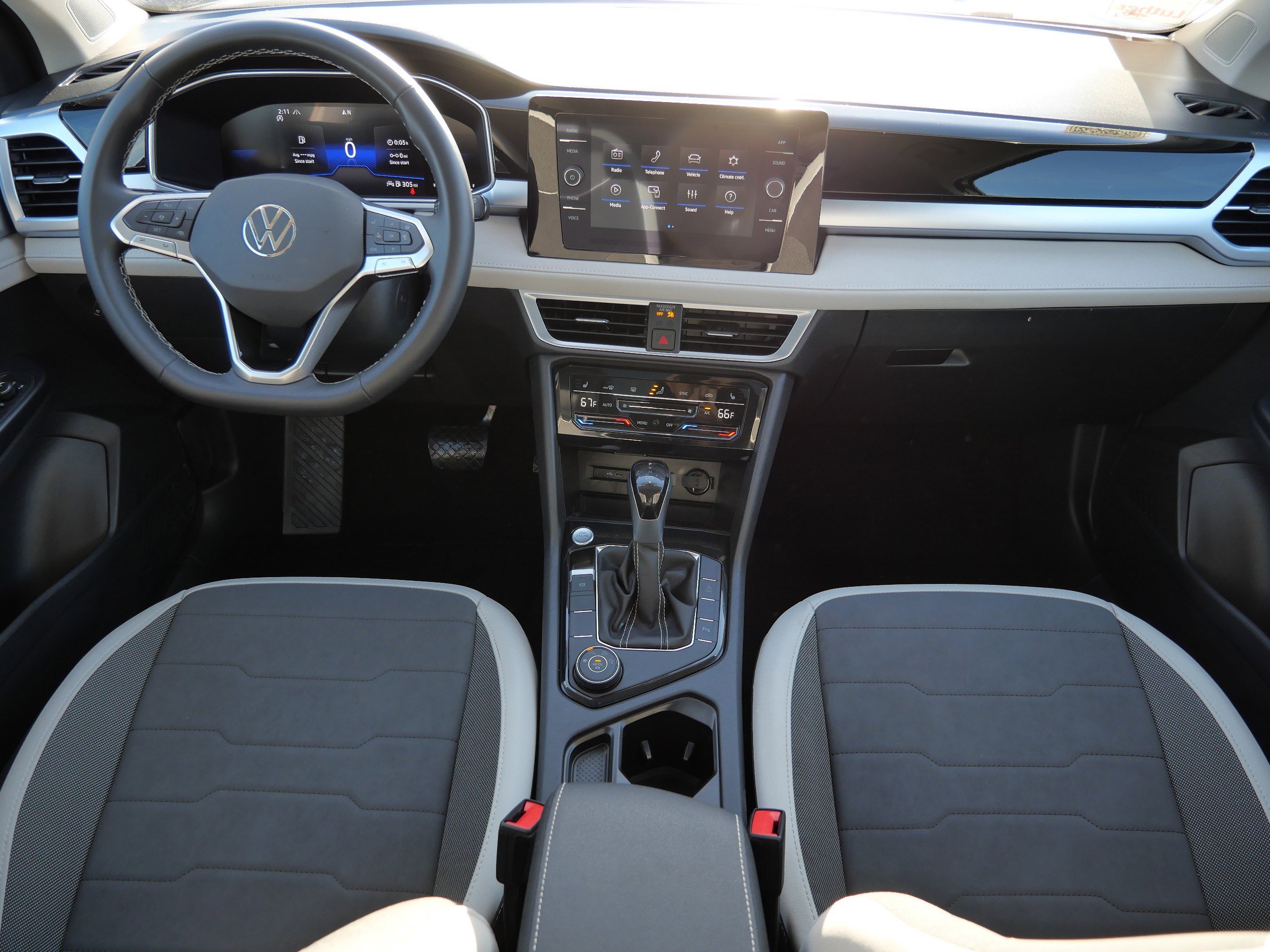 Certified 2025 Volkswagen Taos SE image 10