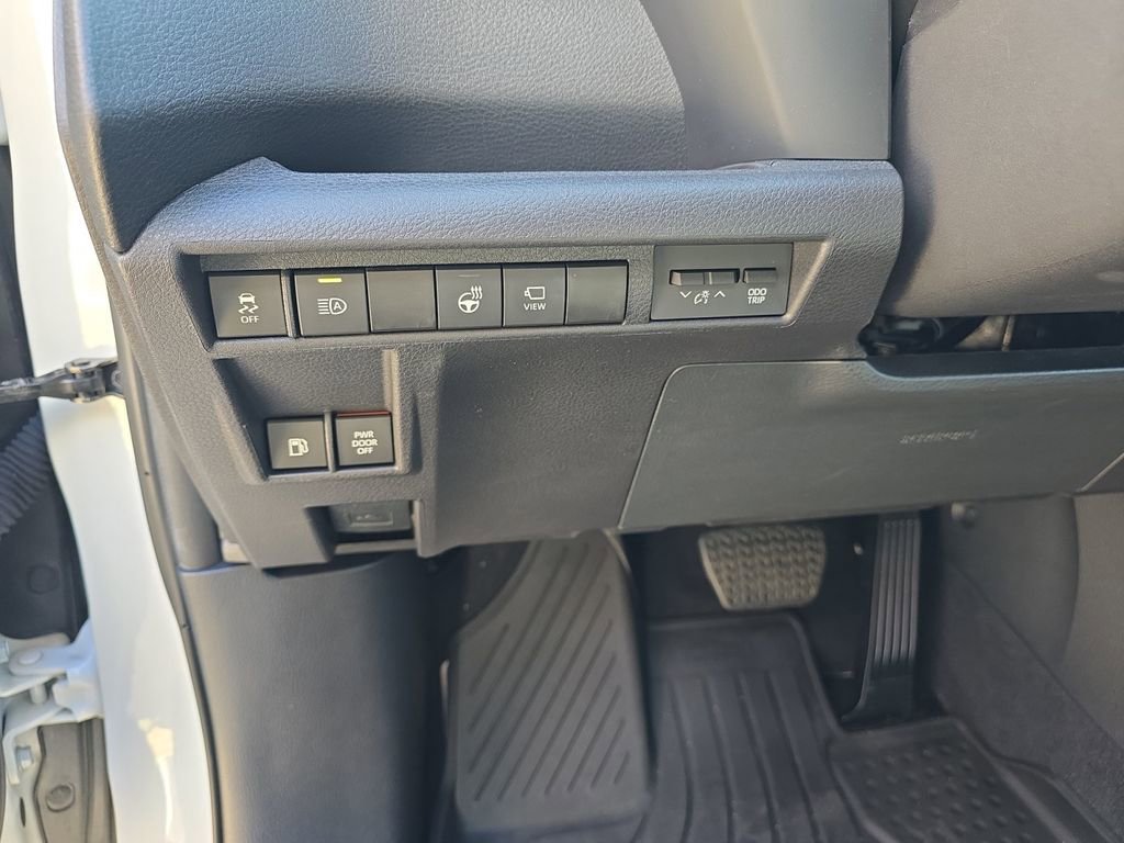 Used 2025 Toyota Sienna Platinum image 22