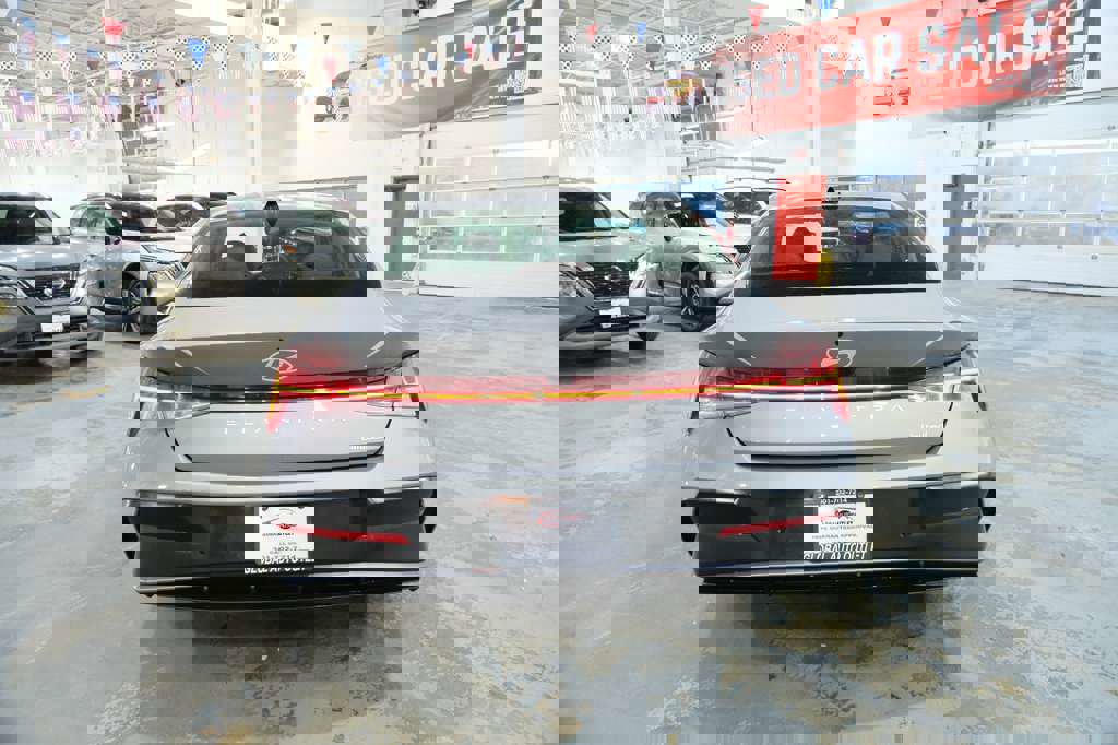 Used 2024 Hyundai Elantra Limited image 9