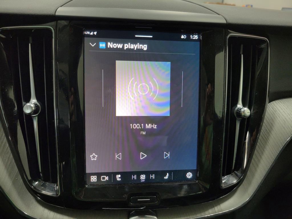 Used 2025 Volvo XC60 B5 Plus image 31