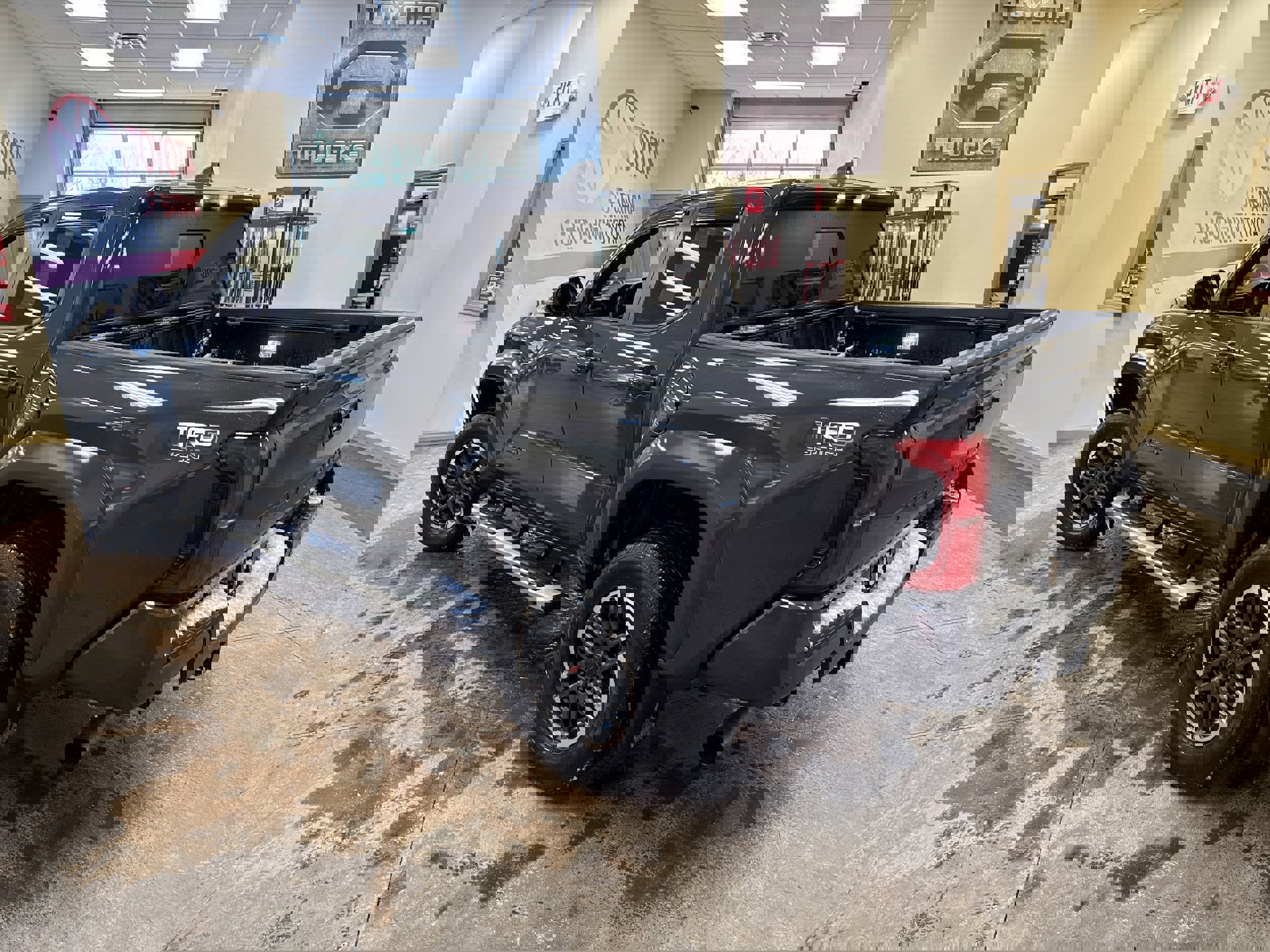 Used 2024 Toyota Tacoma TRD Sport w/ TRD Sport Upgrade Package image 9