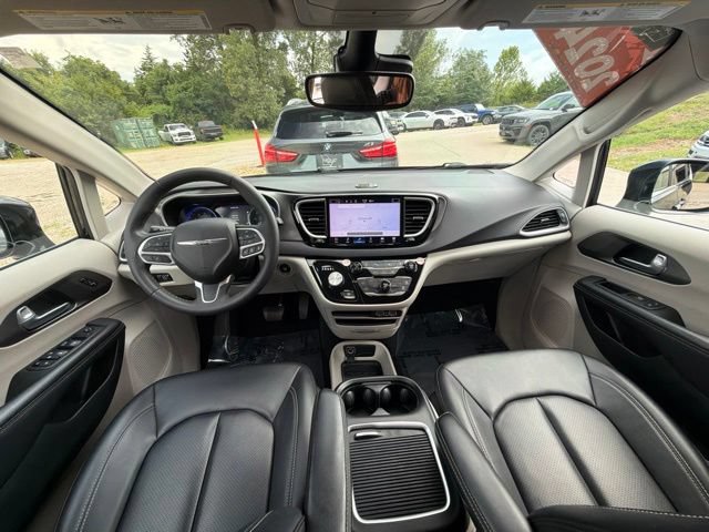 Used 2024 Chrysler Pacifica Touring-L FWD image 13