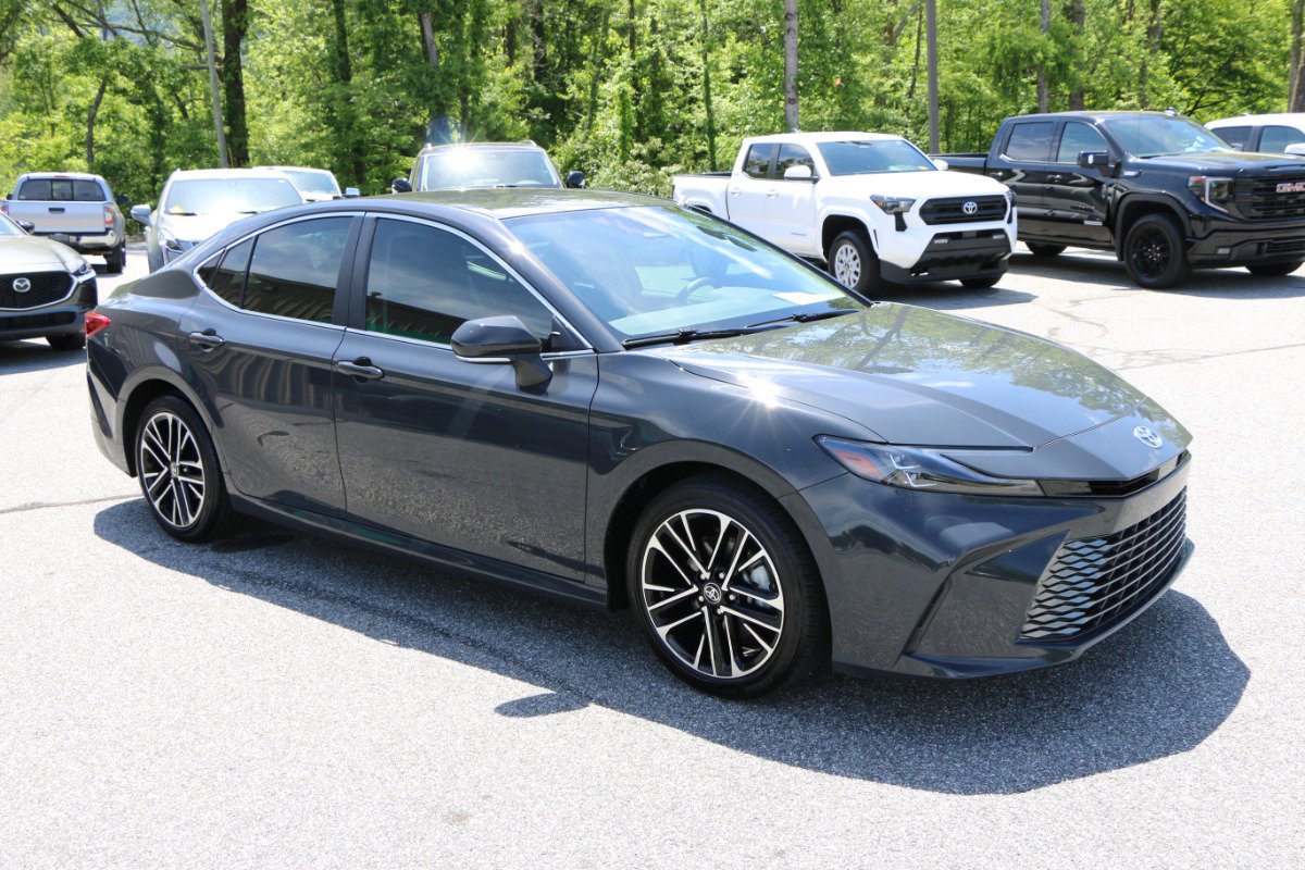 Used 2025 Toyota Camry XLE FWD image 10