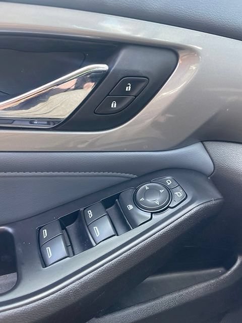 Used 2021 Chevrolet Traverse LT w/ LT Premium Package FWD image 6