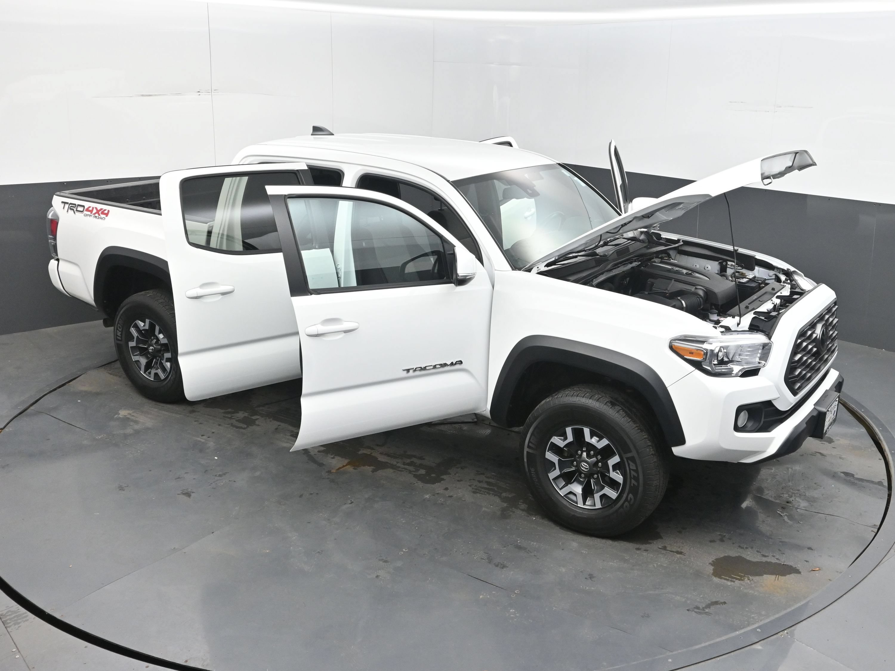Used 2022 Toyota Tacoma TRD Off-Road w/ Technology Package AWD/4WD image 33