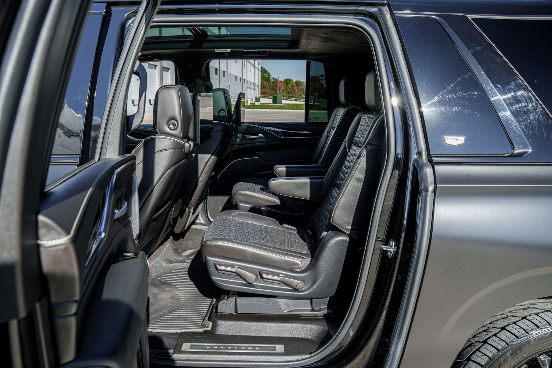 Used 2024 Cadillac Escalade ESV V w/ LPO, Floor Liner Package AWD/4WD image 38