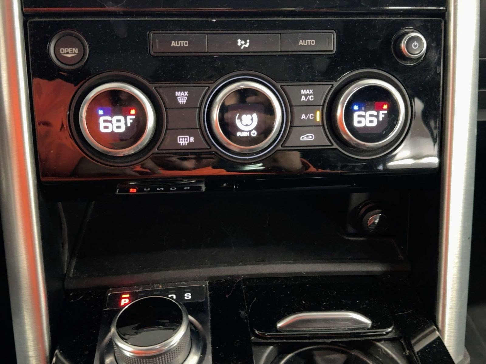 Used 2017 Land Rover Discovery HSE image 19