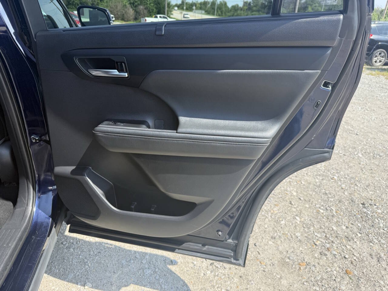 Used 2021 Toyota Highlander XLE AWD/4WD image 14