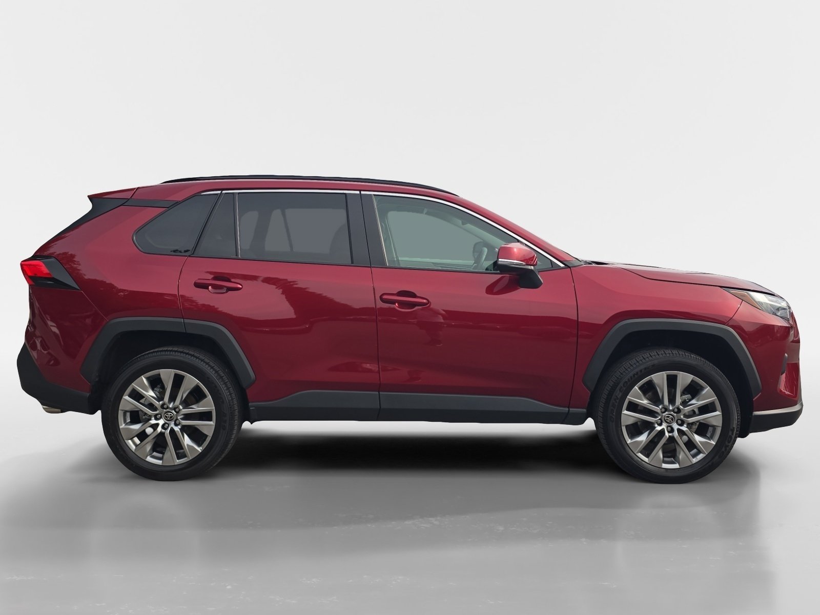 Used 2022 Toyota RAV4 XLE Premium AWD/4WD image 7