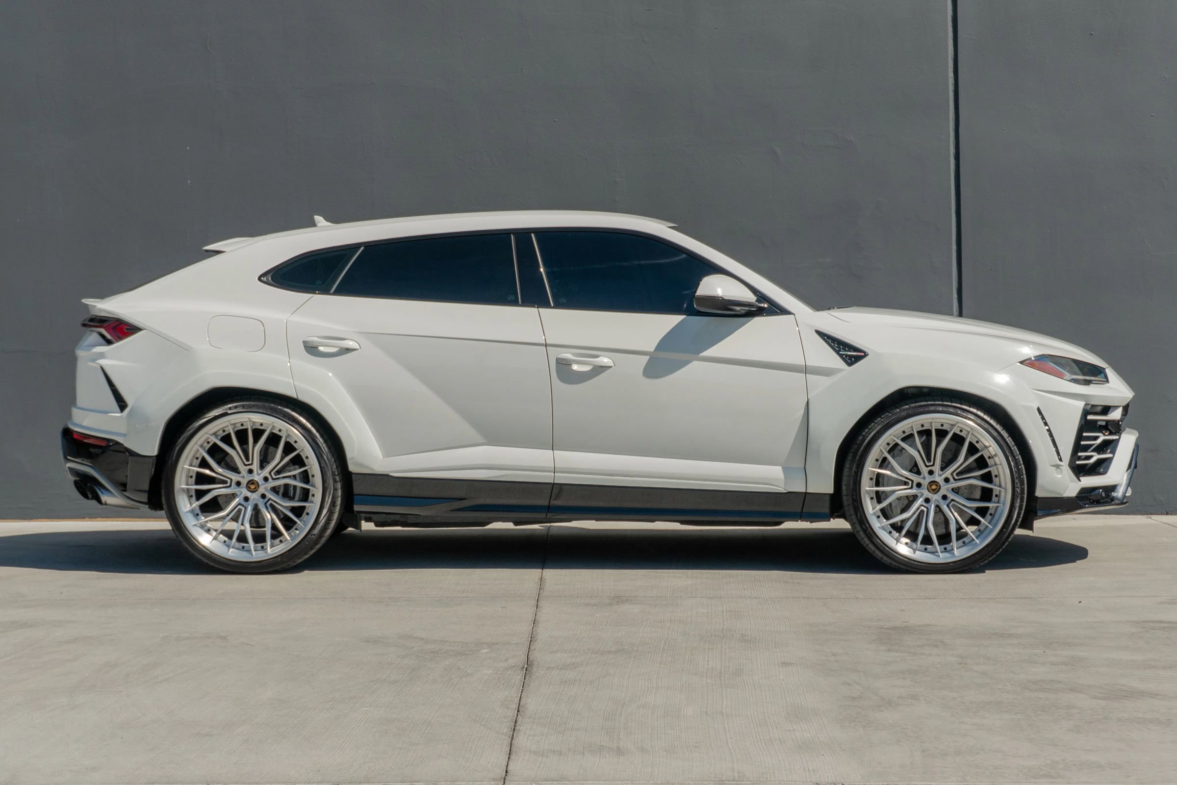 Used 2019 Lamborghini Urus AWD/4WD image 6