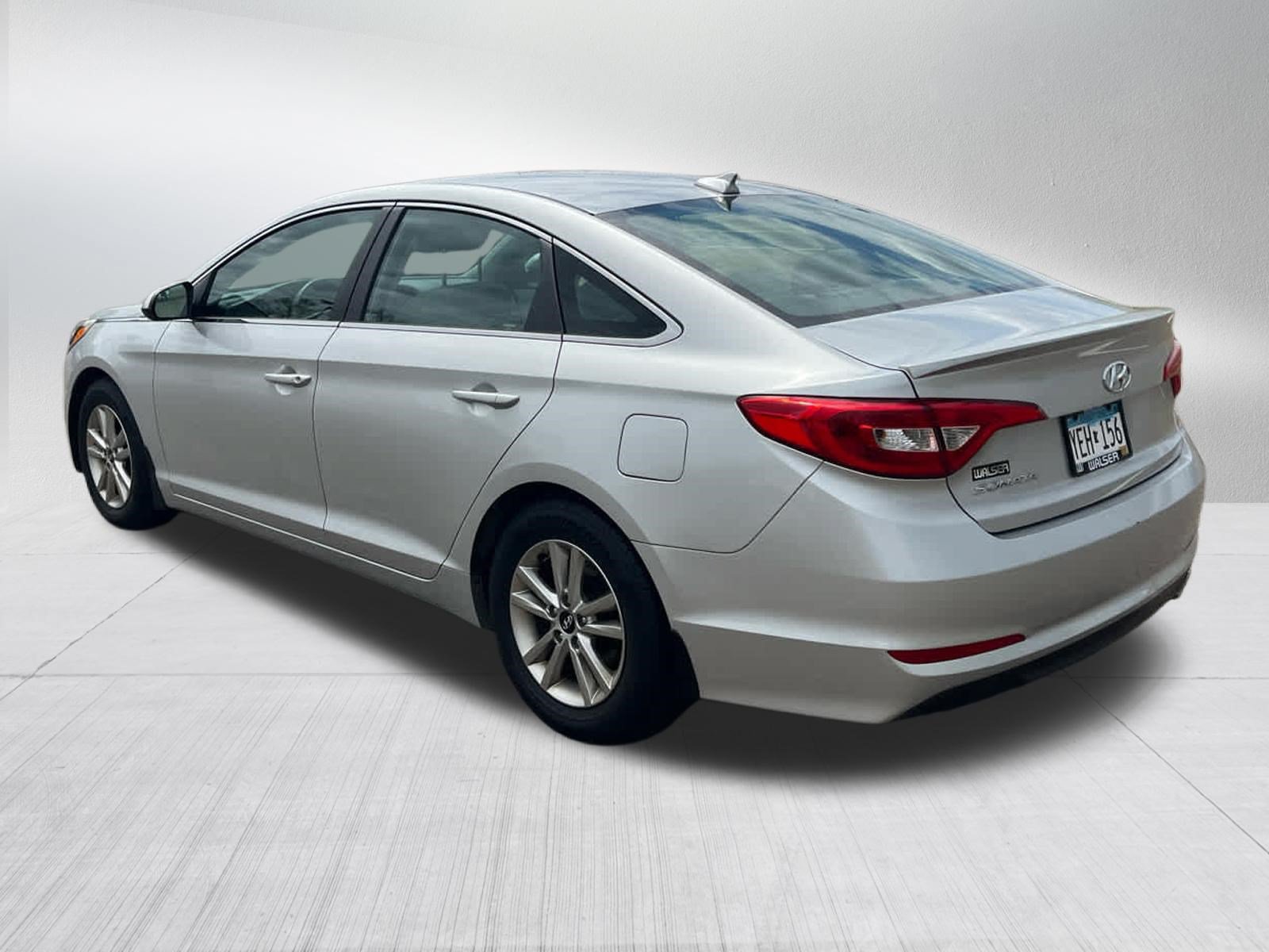 Used 2015 Hyundai Sonata SE w/ Option Group 09 FWD image 4