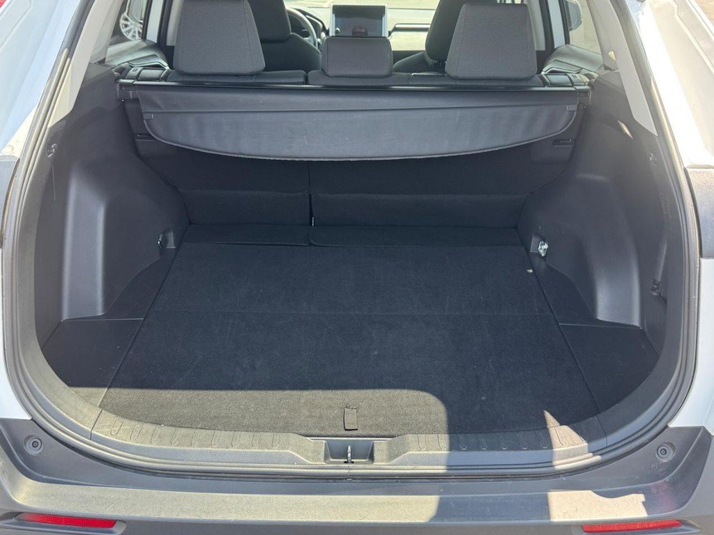 Used 2025 Toyota RAV4 XLE AWD/4WD image 4