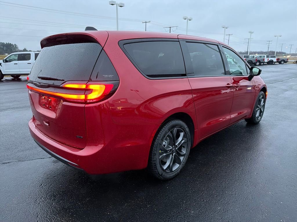 New 2026 Chrysler Pacifica Select image 5