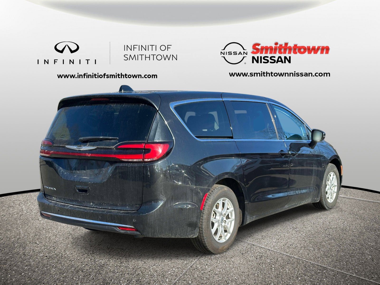 Used 2023 Chrysler Pacifica Touring-L FWD image 4
