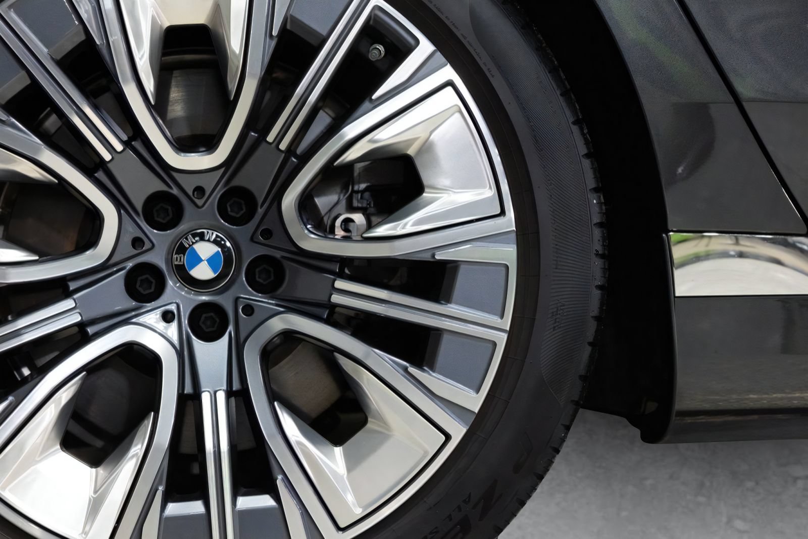 Used 2025 BMW i7 xDrive60 AWD/4WD image 24