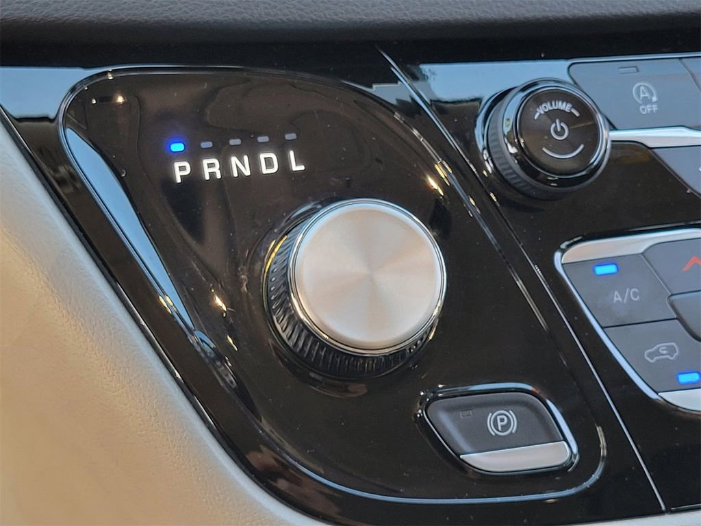 Used 2024 Chrysler Voyager LX image 13