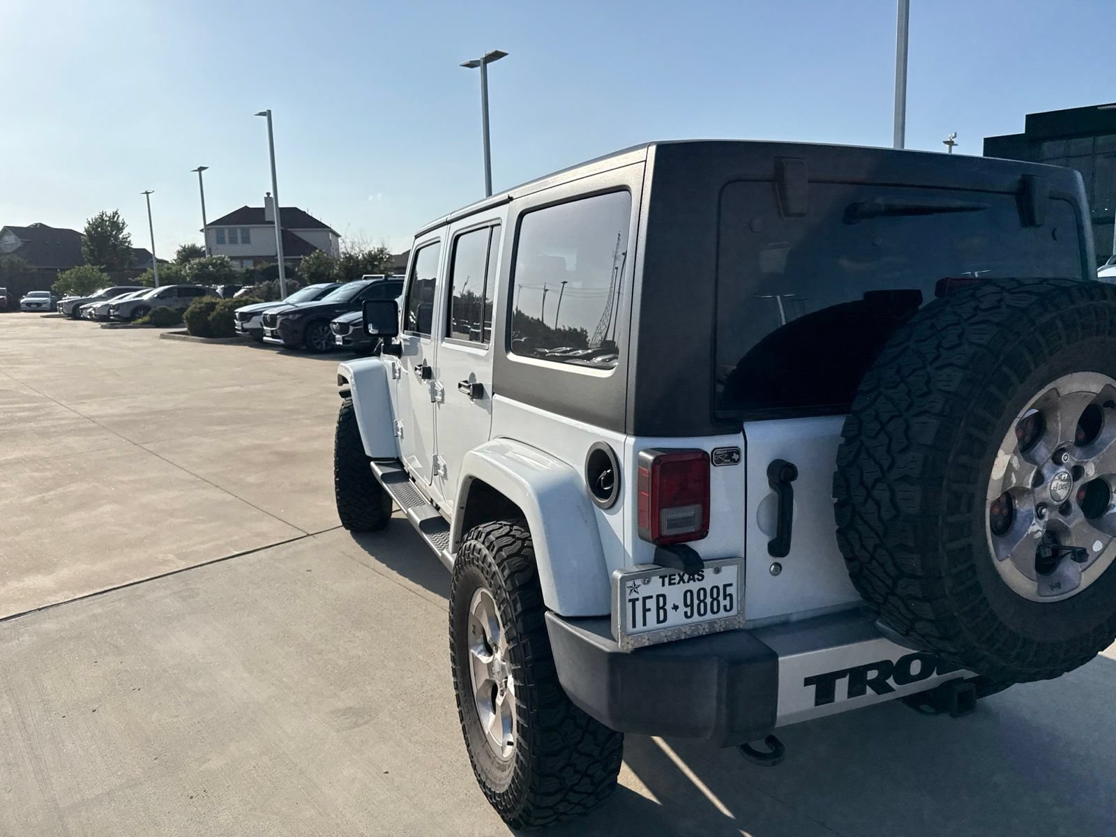 Used 2015 Jeep Wrangler Unlimited Sahara w/ Connectivity Group AWD/4WD image 9