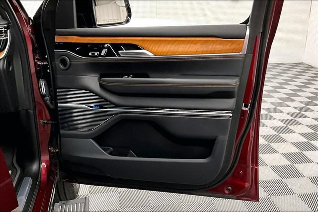 Used 2025 Jeep Grand Wagoneer L Series III w/ Rear-Seat Entertainment Group AWD/4WD image 21