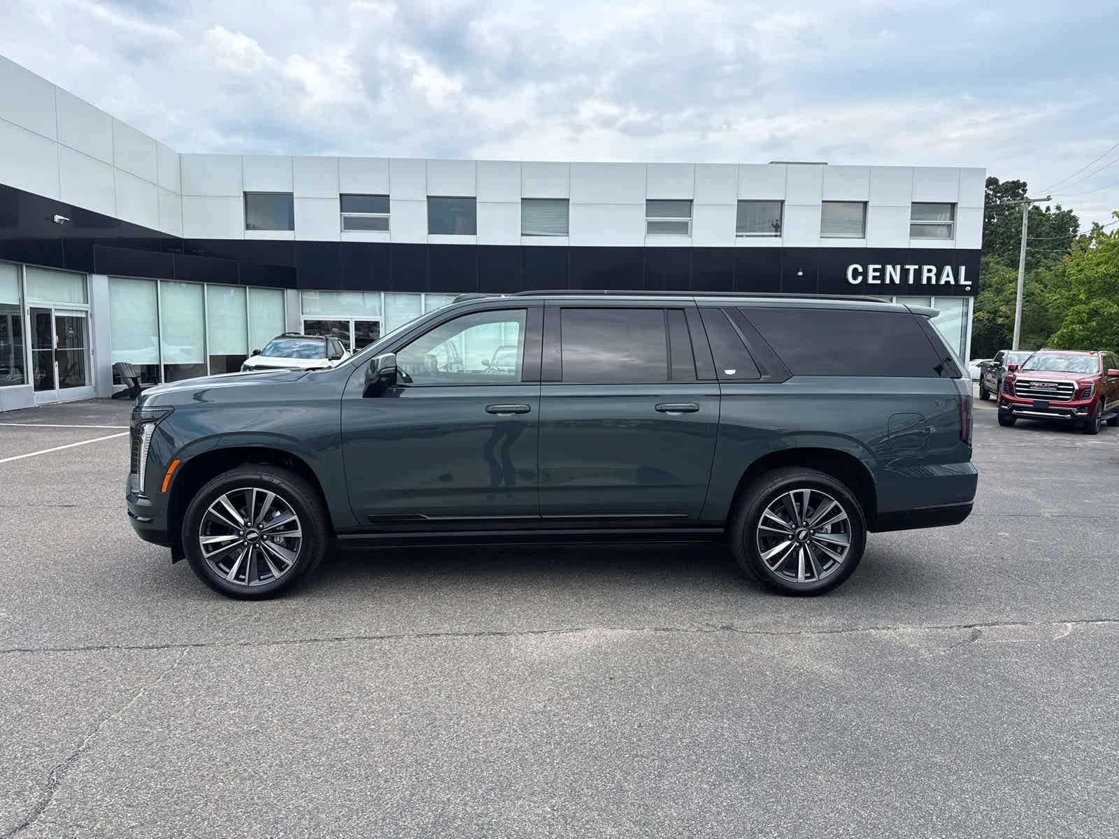 Used 2025 Cadillac Escalade ESV Sport w/ Touring Package AWD/4WD image 2
