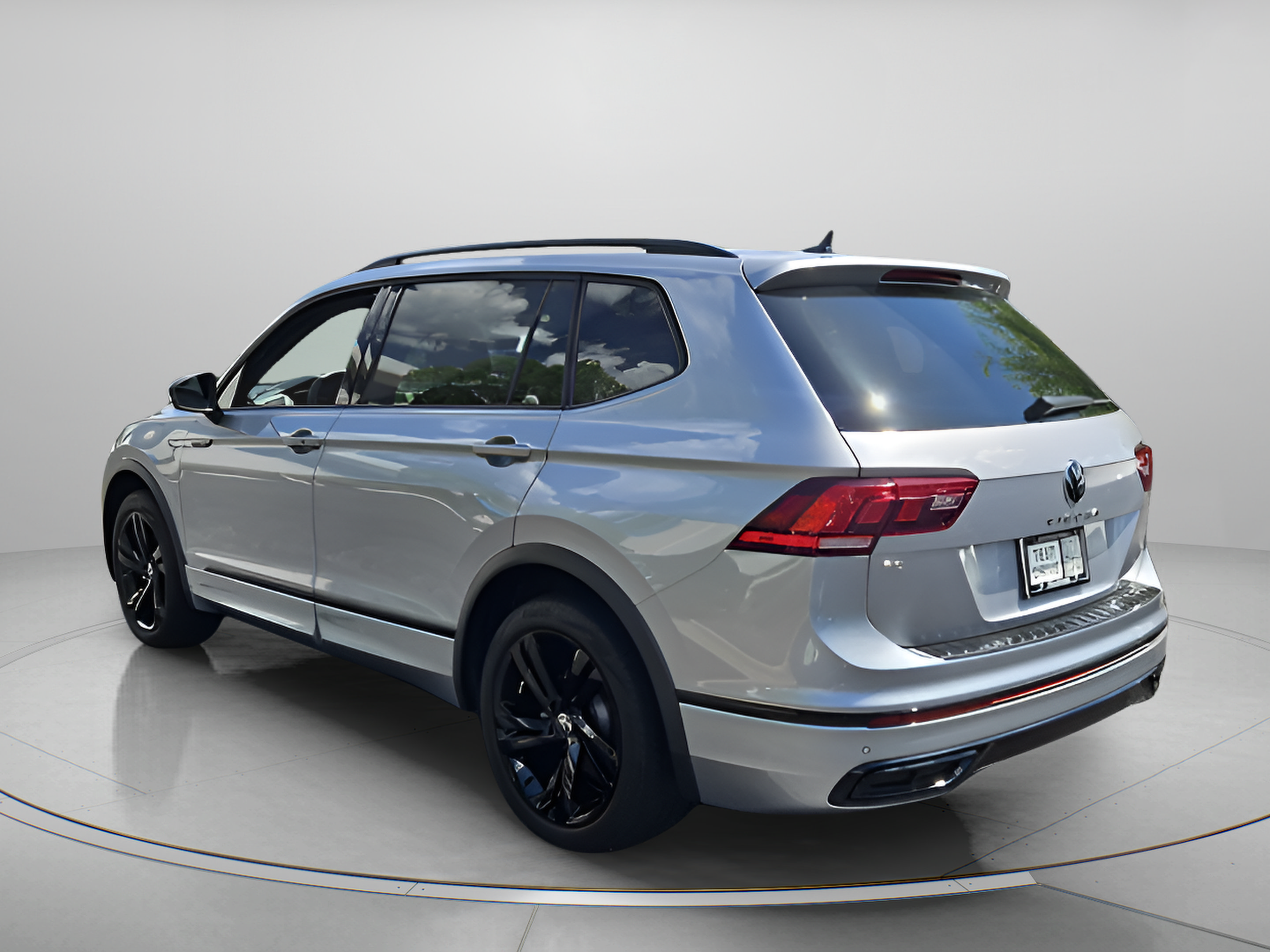 Certified 2023 Volkswagen Tiguan SE R-Line FWD image 3