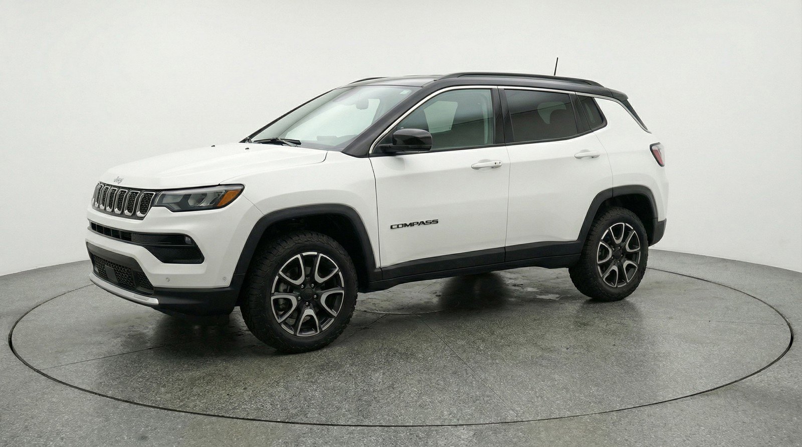 Used 2025 Jeep Compass Trailhawk image 3