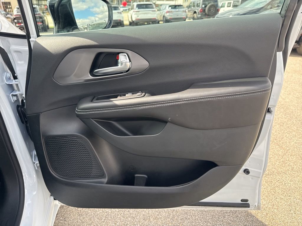 New 2026 Chrysler Pacifica Select FWD image 27