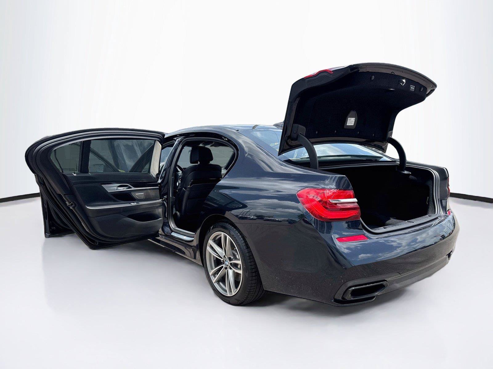 Used 2019 BMW 750i w/ Executive Package RWD image 42