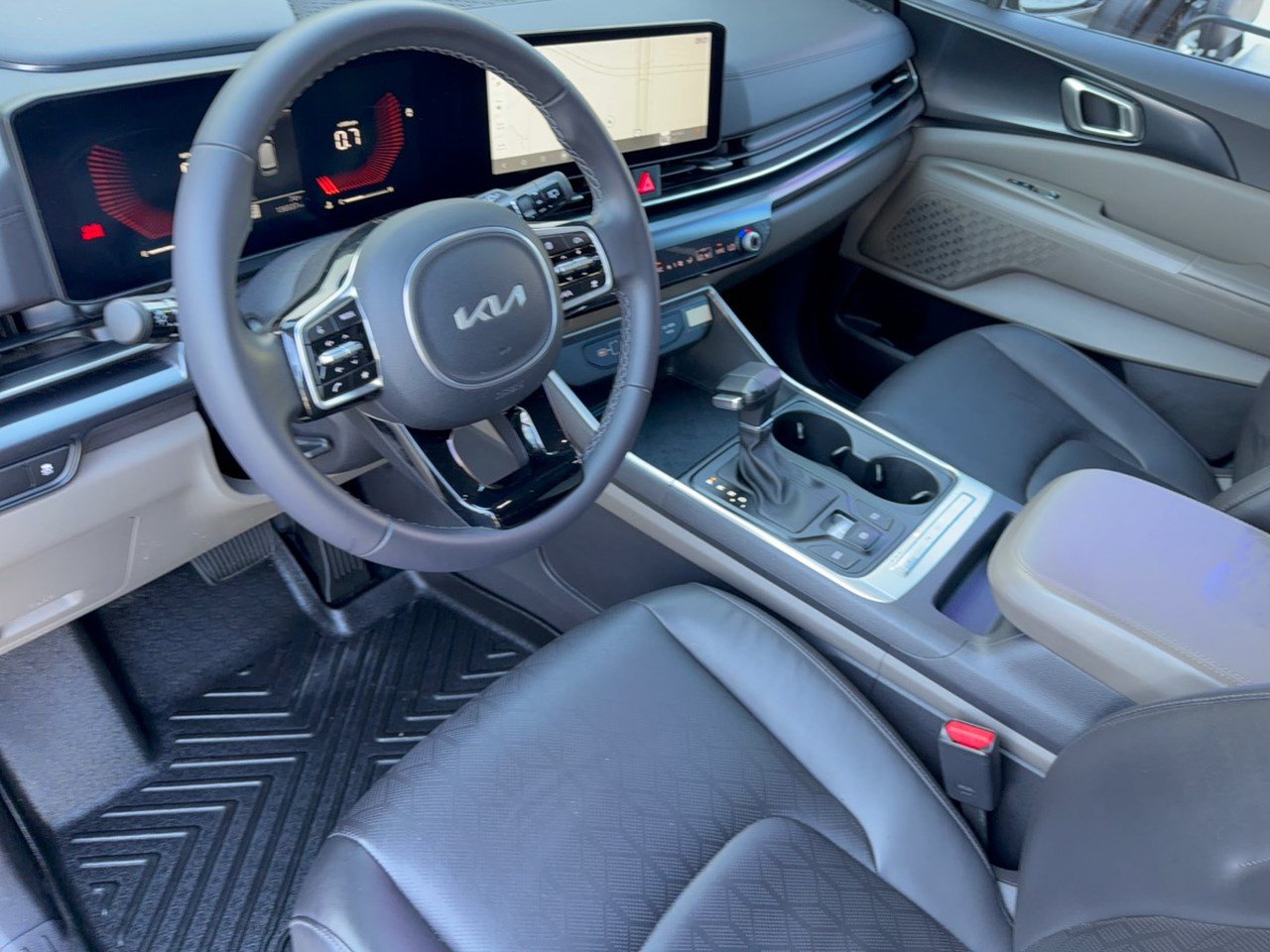 Used 2025 Kia Carnival FWD image 4