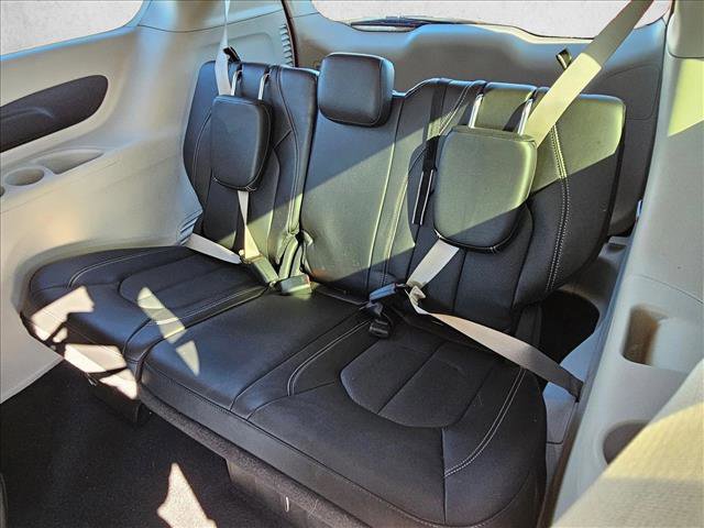 Used 2023 Chrysler Pacifica Touring-L image 17