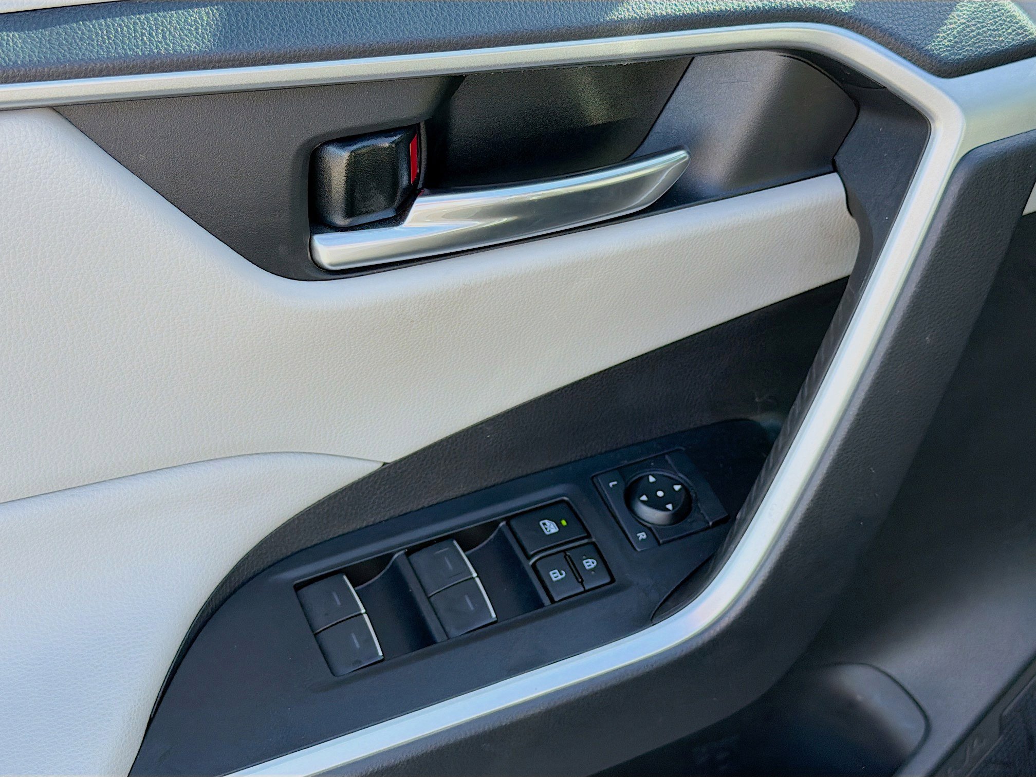 Used 2023 Toyota RAV4 XLE Premium image 23