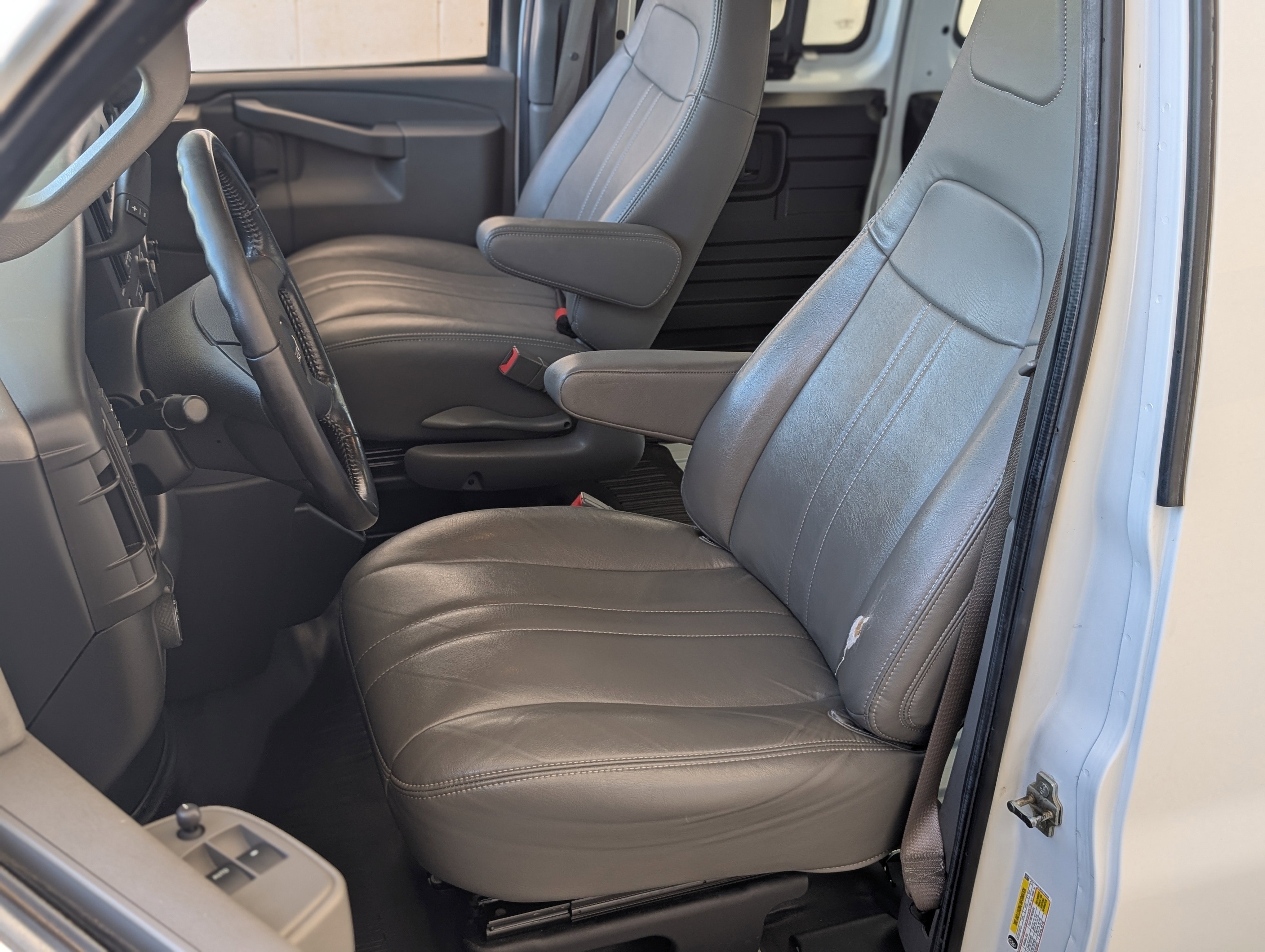 Used 2022 GMC Savana 3500 Extended w/ Driver Convenience Package RWD image 16