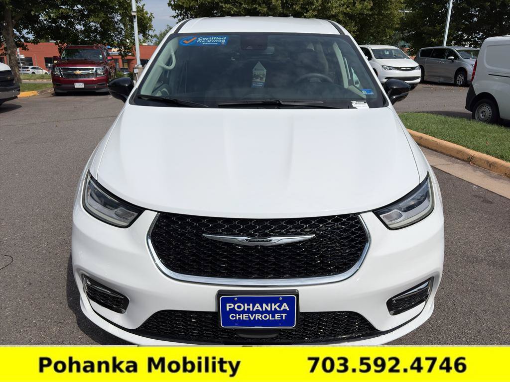 Used 2024 Chrysler Pacifica Touring-L FWD image 3