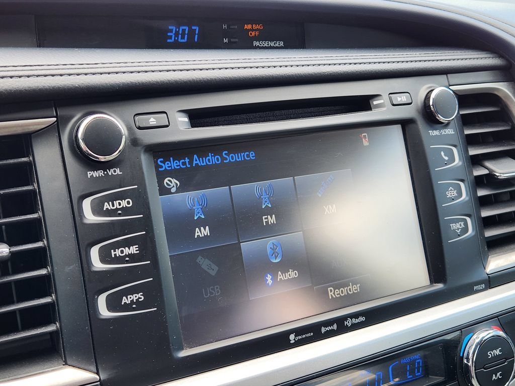 Used 2017 Toyota Highlander Plus FWD image 18