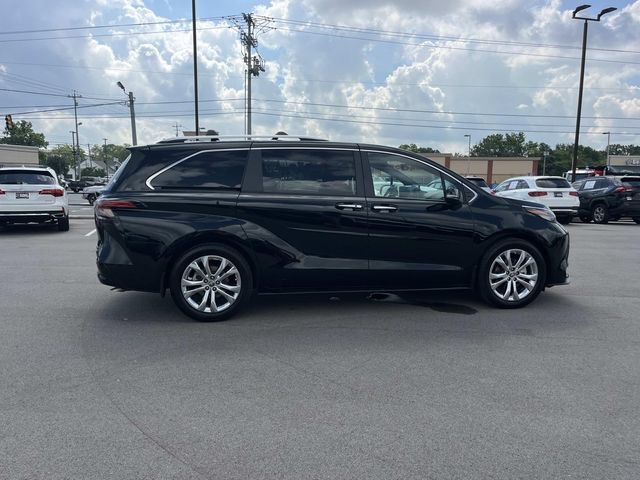 Used 2022 Toyota Sienna Platinum FWD image 4