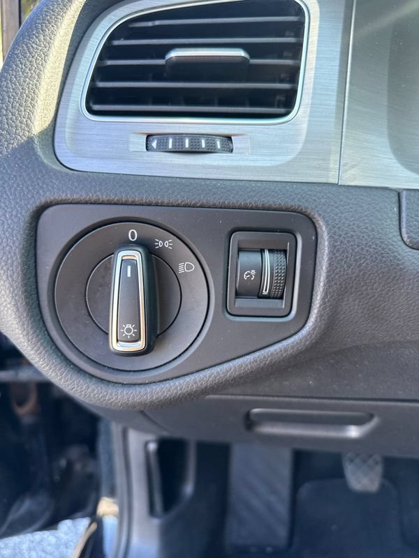 Used 2015 Volkswagen Golf Launch Edition FWD image 18