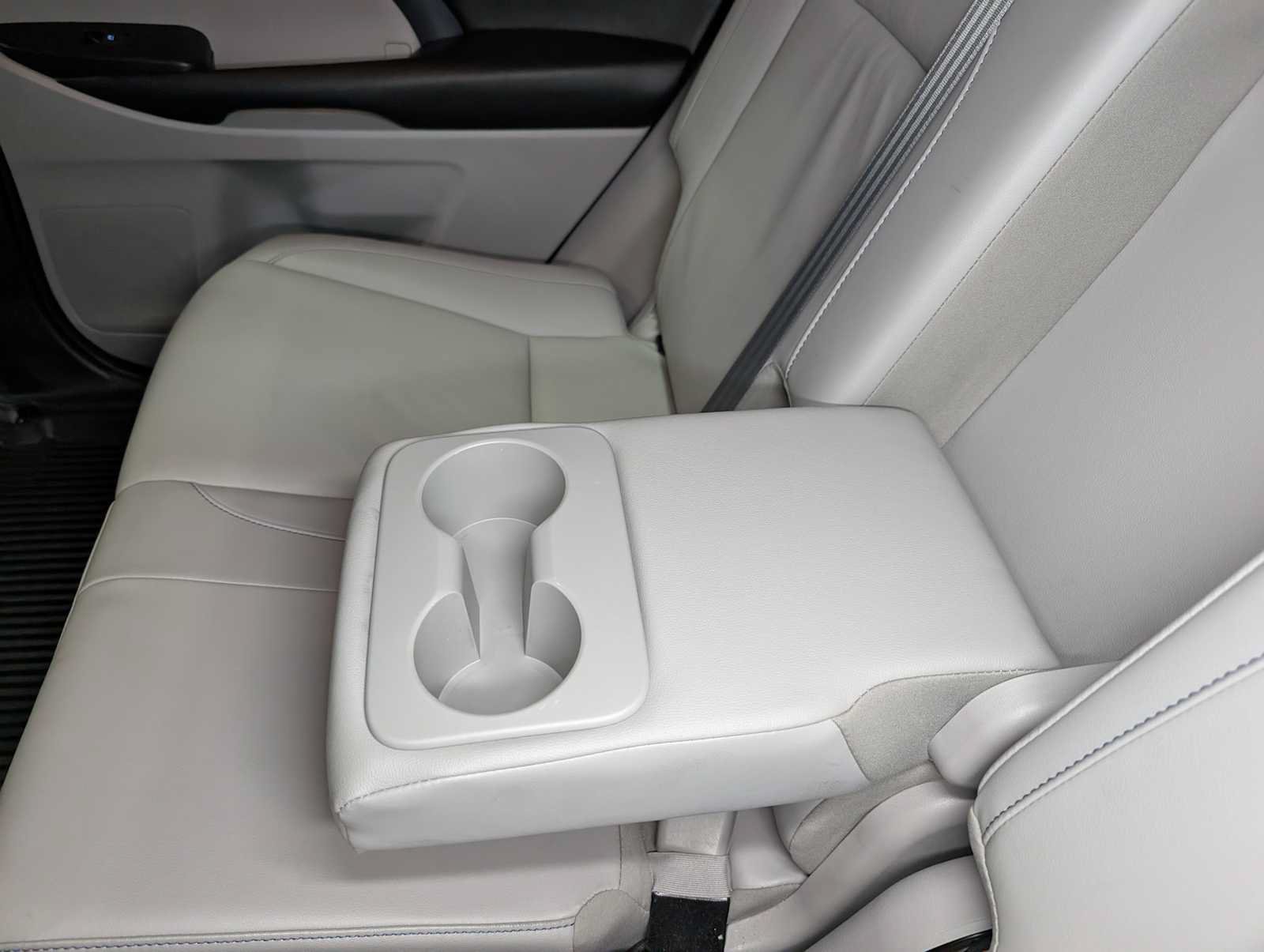 Used 2019 Toyota Highlander XLE AWD/4WD image 19