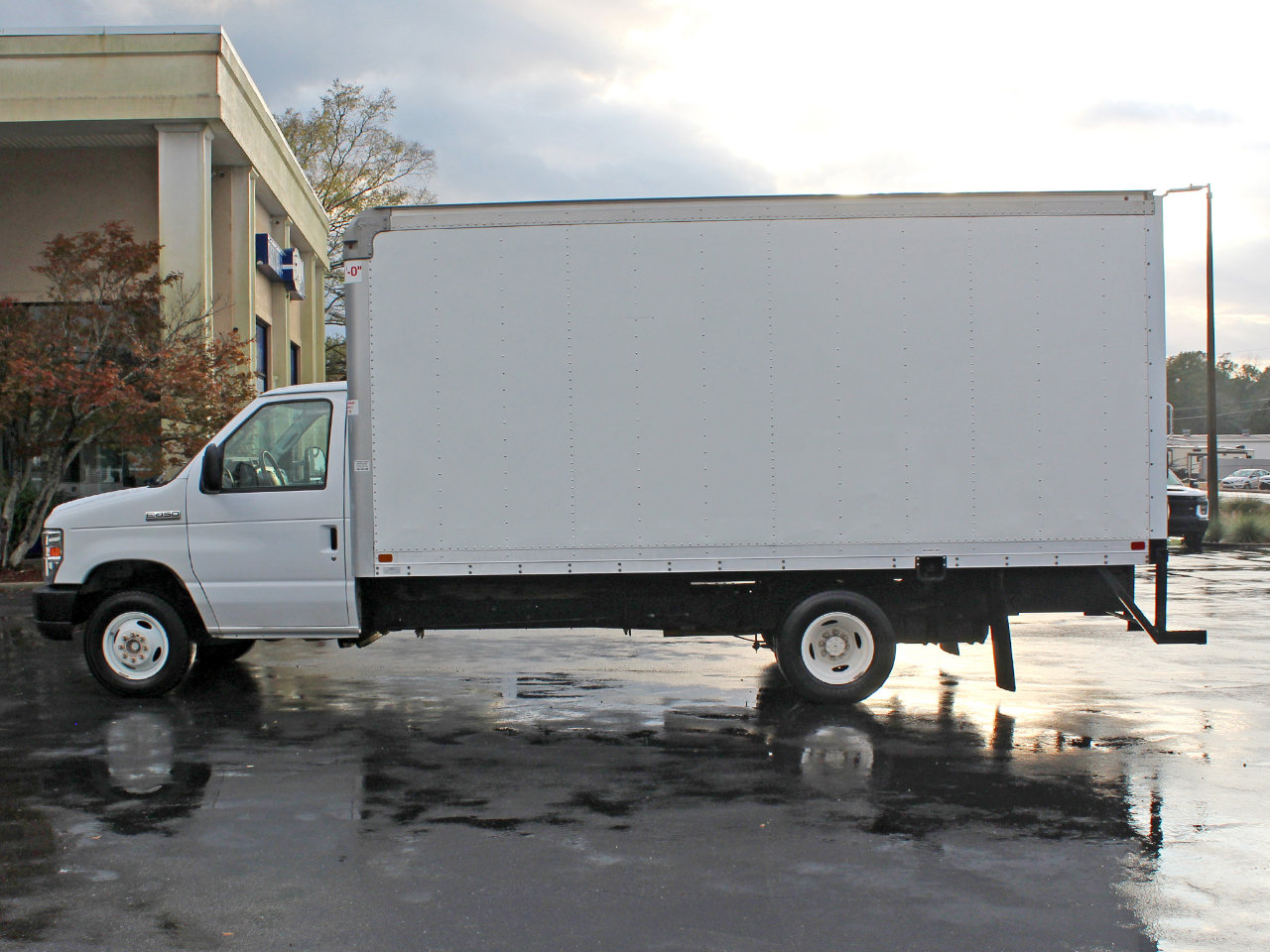 Used 2019 Ford E-450 and Econoline 450 Super Duty w/ Power Windows & Locks Group image 10