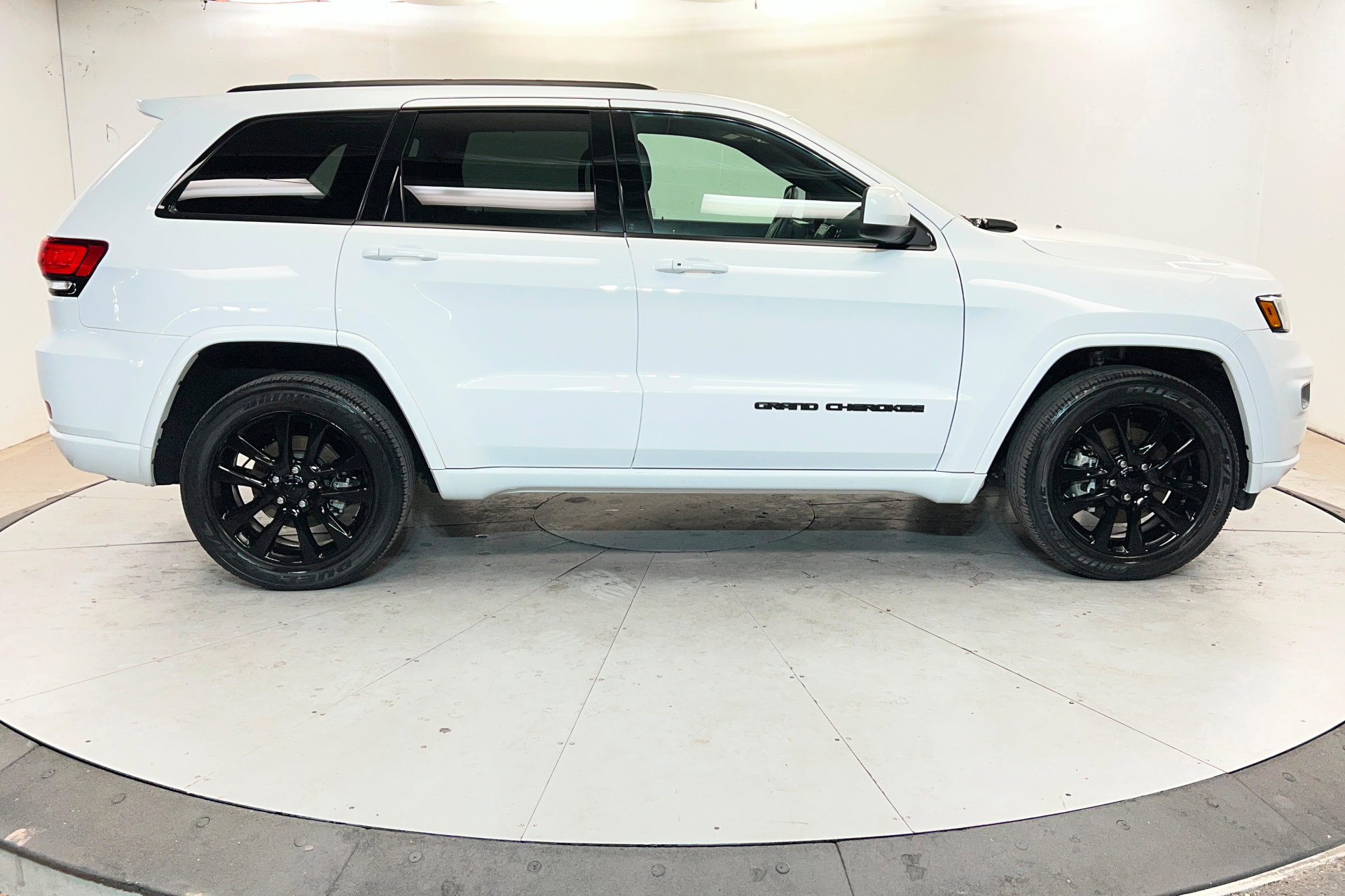 Used 2021 Jeep Grand Cherokee Laredo X image 6