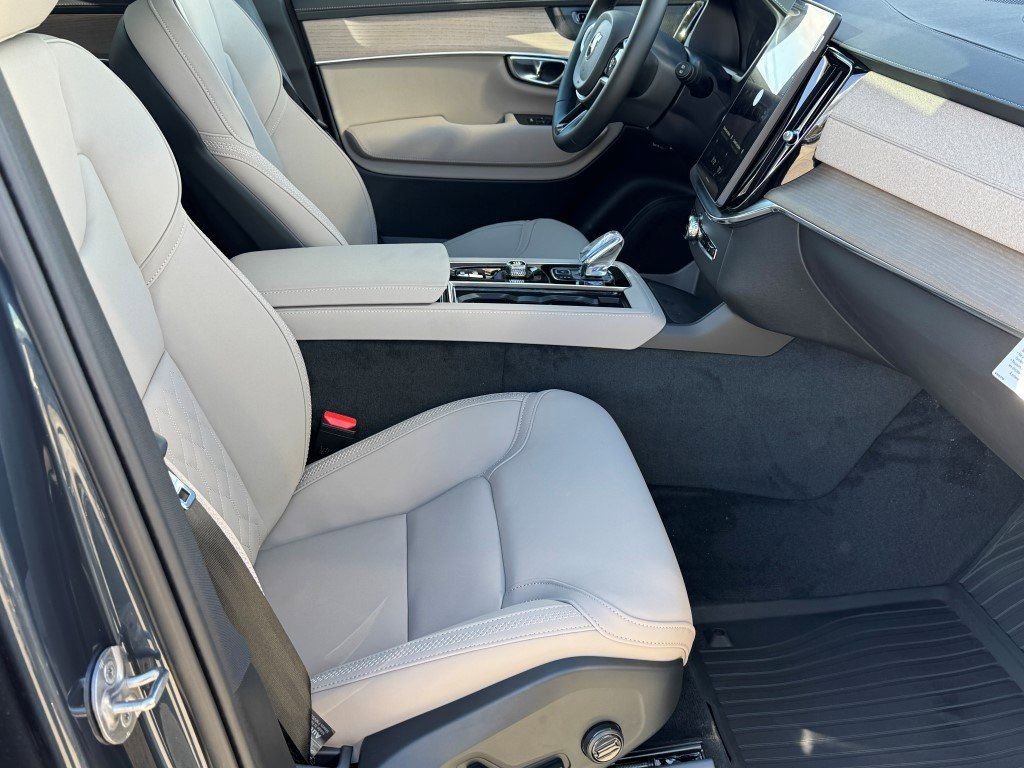 New 2026 Volvo XC90 B5 Plus w/ Protection Package Premier image 11
