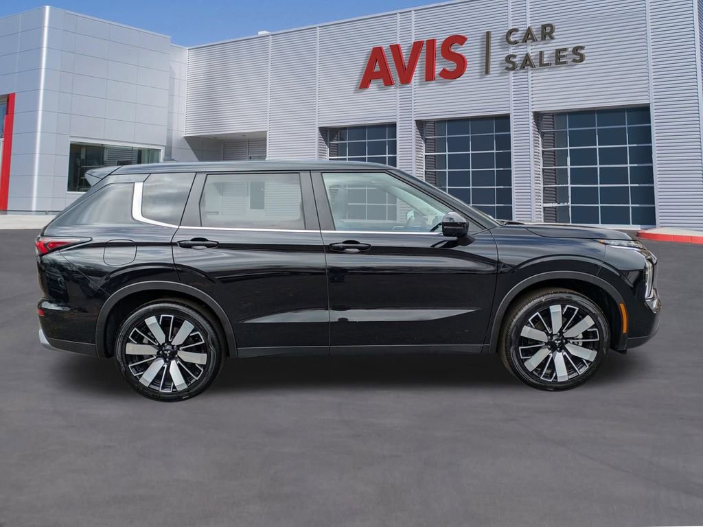 Used 2025 Mitsubishi Outlander SE image 5