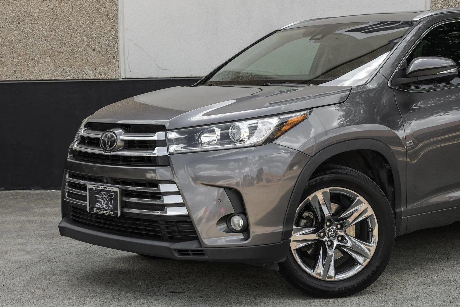 Used 2017 Toyota Highlander Limited Platinum FWD image 4
