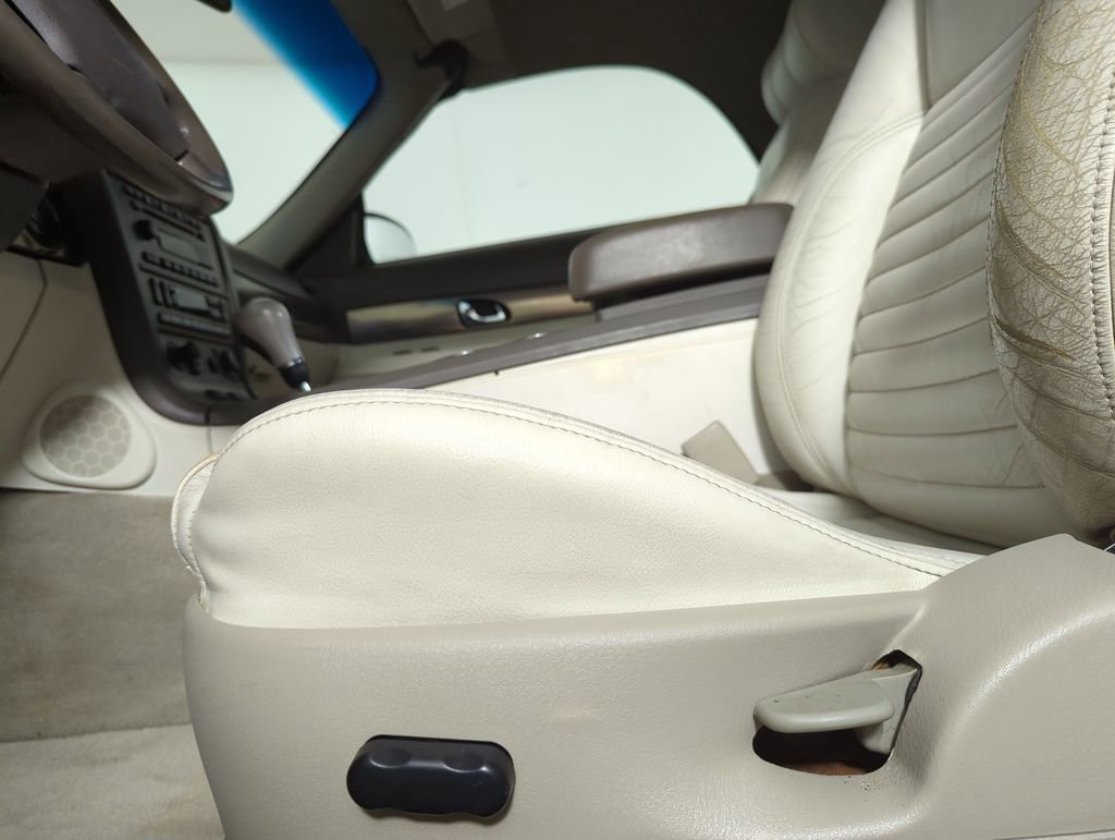 Used 2005 Ford Thunderbird 50th Anniversary image 22