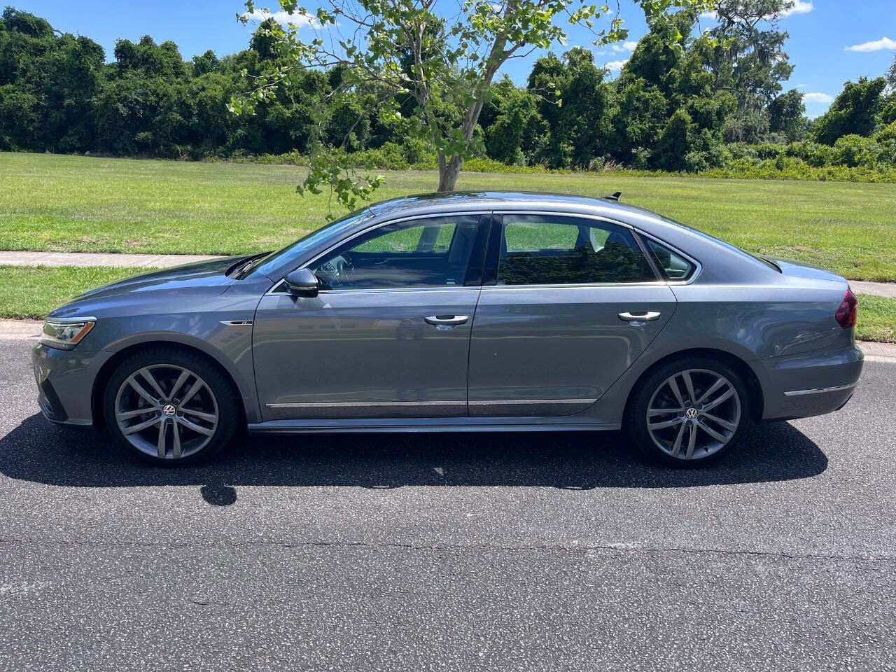 Used 2019 Volkswagen Passat 2.0T SE R-Line FWD image 4