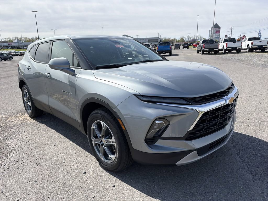 Used 2025 Chevrolet Blazer LT AWD/4WD image 3