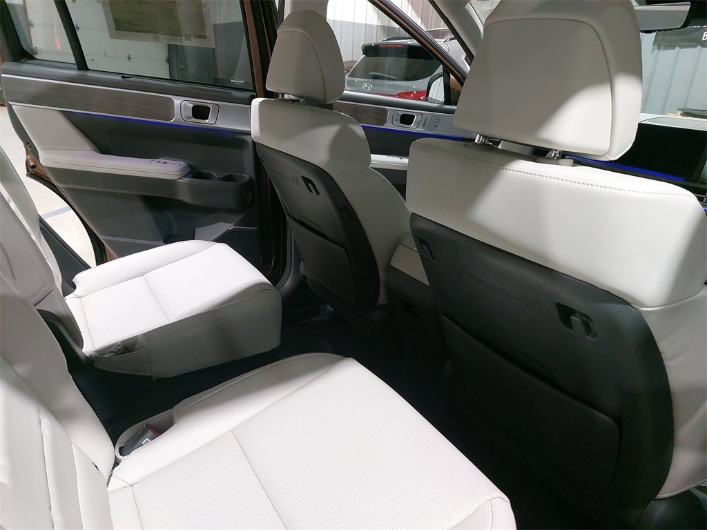 Used 2025 Hyundai Santa Fe Calligraphy image 11