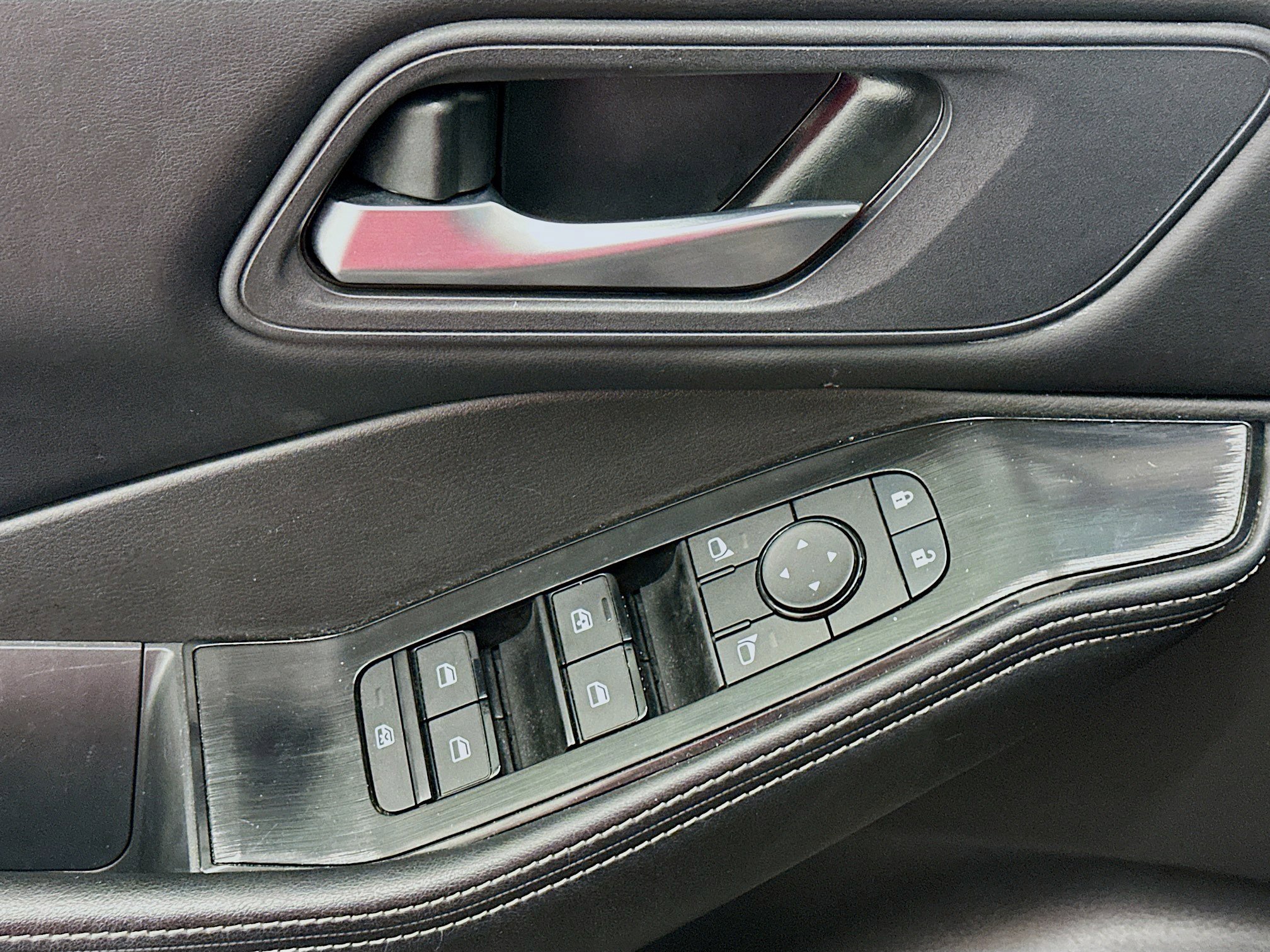 Used 2025 Nissan Rogue SV image 15