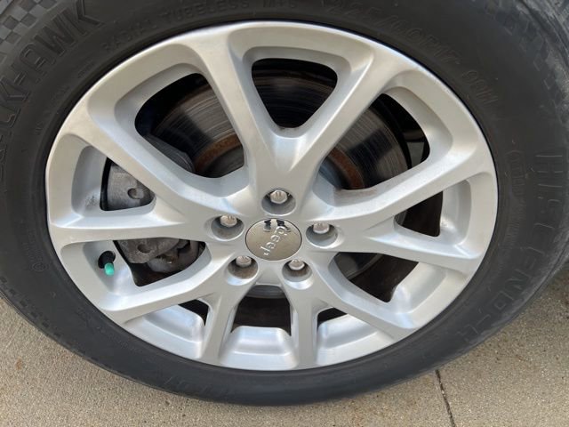 Certified 2016 Jeep Cherokee Sport image 9